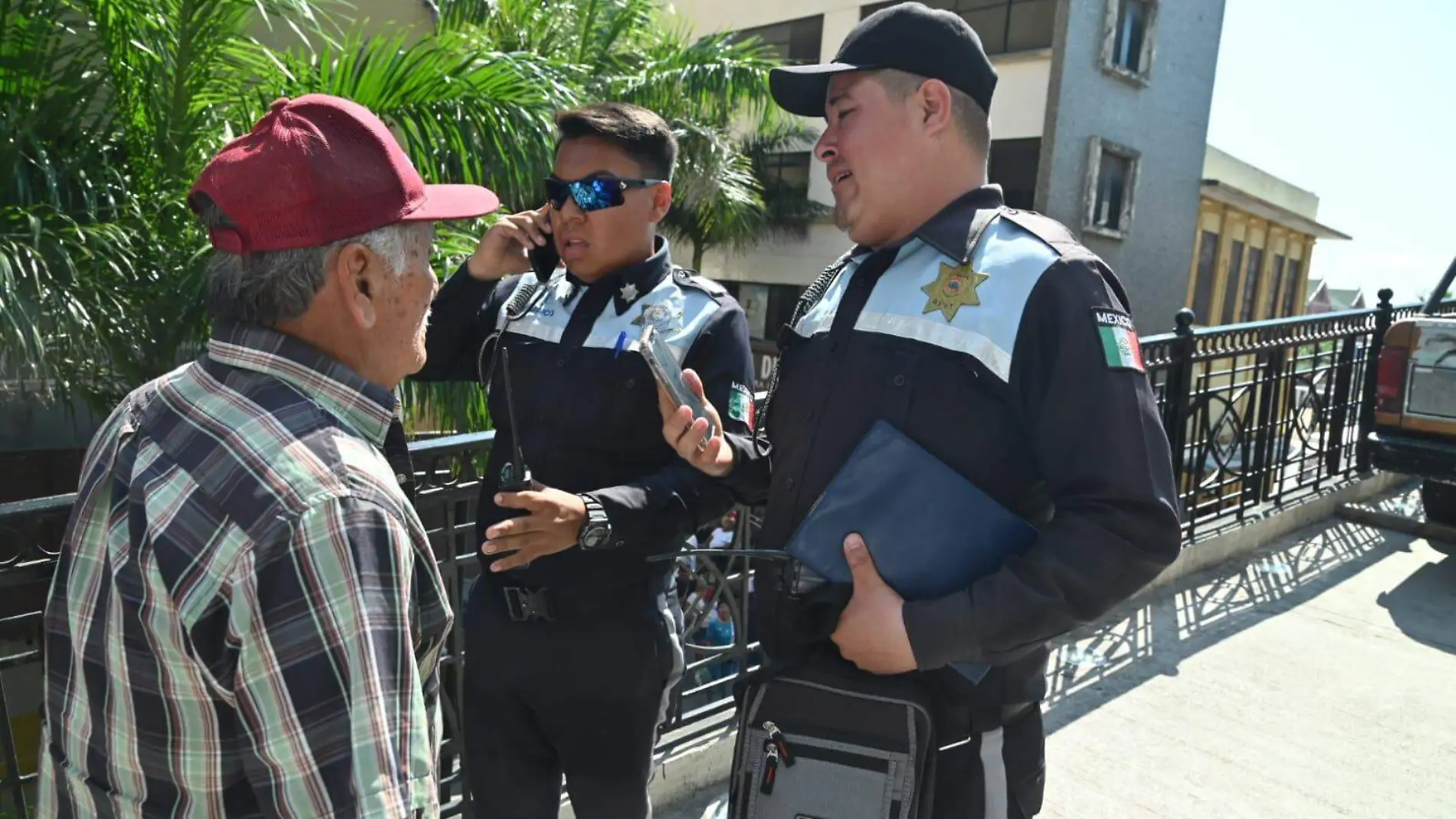 Abuelito llega hasta rampa peatonal del mercado de Tampico en su camioneta